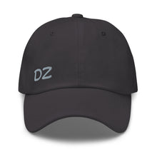 Casquette extensible unisex DZ brodé — vue de face