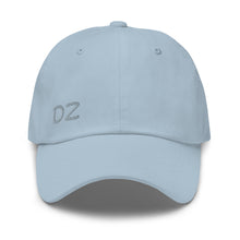 Casquette extensible unisex DZ brodé bleu clair — vue de face