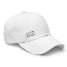 Casquette extensible unisex DZ brodé blanc — vue avant droite