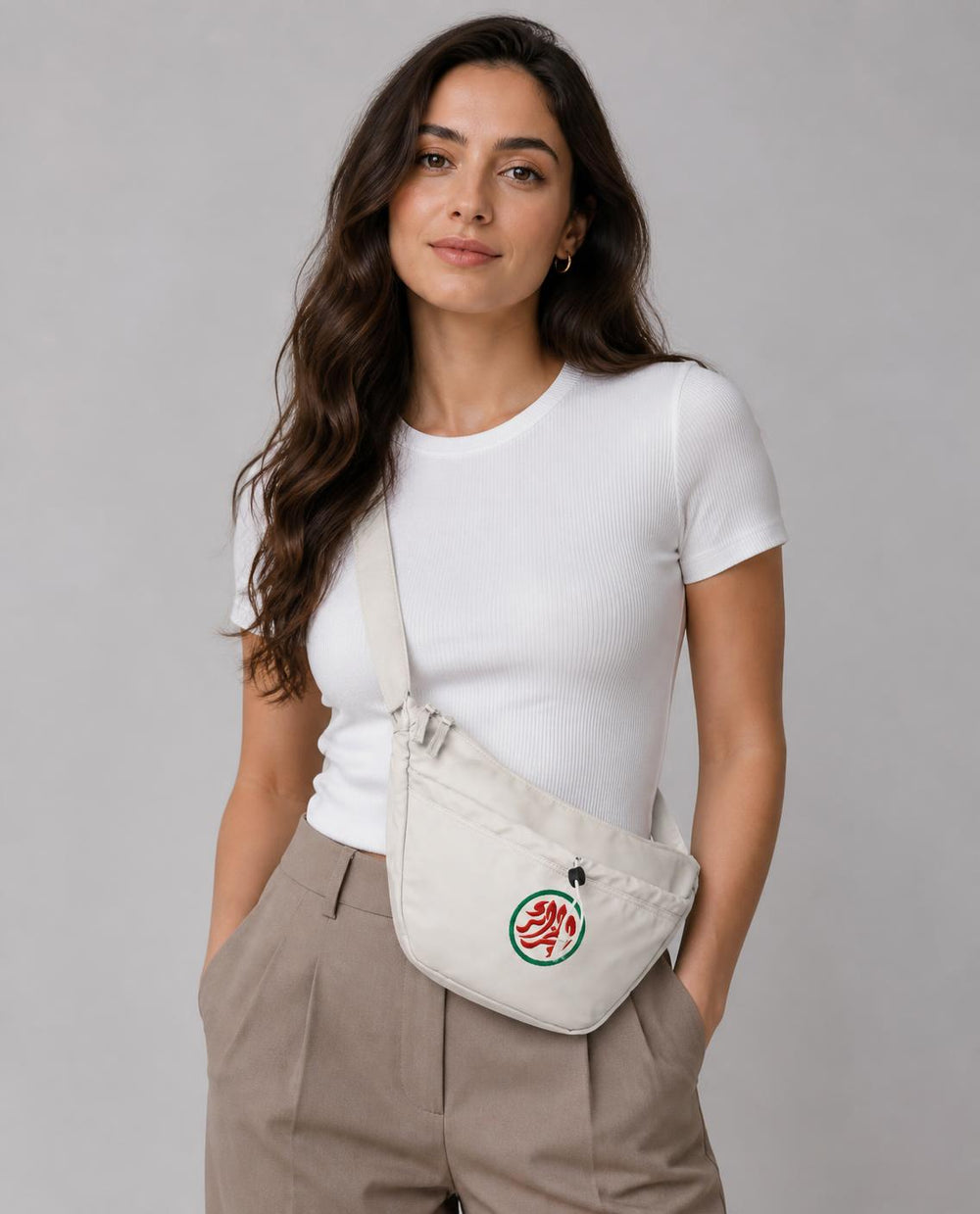 Sac à bandoulière quotidien Al Djzair brodé — Sac à bandoulière quotidien Al Djzair brodé, coloris Natural Stone, porté