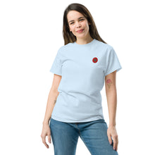 T-shirt classique unisexe drapeau brodé Maroc – Rond bleu clair — vue de face