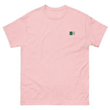 T-shirt classique unisexe drapeau brodé Algérie – Rectangulaire rose clair — vue de face