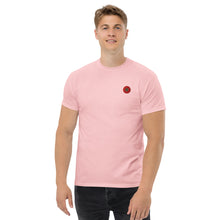 T-shirt classique unisexe drapeau brodé Maroc – Rond rose clair — vue de face