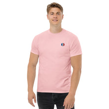 T-shirt classique unisexe drapeau brodé France – Rond rose clair — vue de face