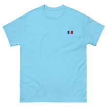 T-shirt classique unisexe drapeau brodé France – Rectangulaire bleu ciel — vue de face